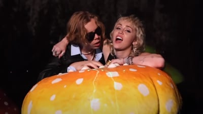 Miley Cyrus and The Kid Laroi Perform “Without You” On Saturday Night Live